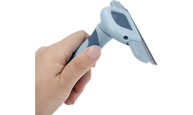 Peine deslanador para gatos gris y azul con agarre ergonómico, hoja de acero inoxidable y diseño fácil de limpiar.