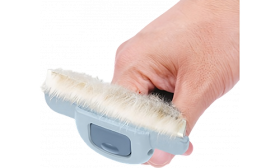 Hoja de acero inoxidable del peine deslanador para gatos gris y azul, con pelo suelto tras el cepillado.